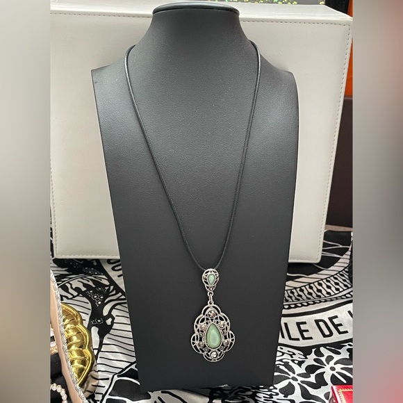 M✨Vintage Green Stone with Silver Pendant Necklace✨Vintage on black cord - Picture 3 of 4